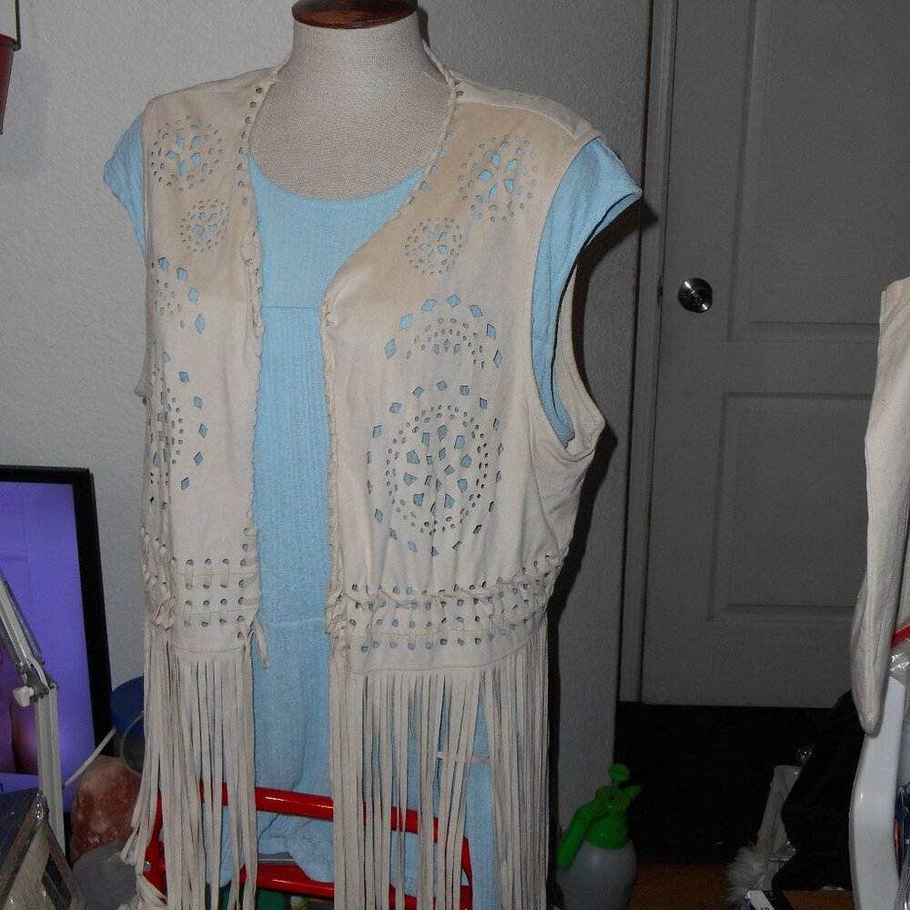 WESTERN BOHO STYLE TAN FAUX SUEDE LEATHER FRINGE EYELET VEST PYRAMID COLLECTION - Picture 10 of 13